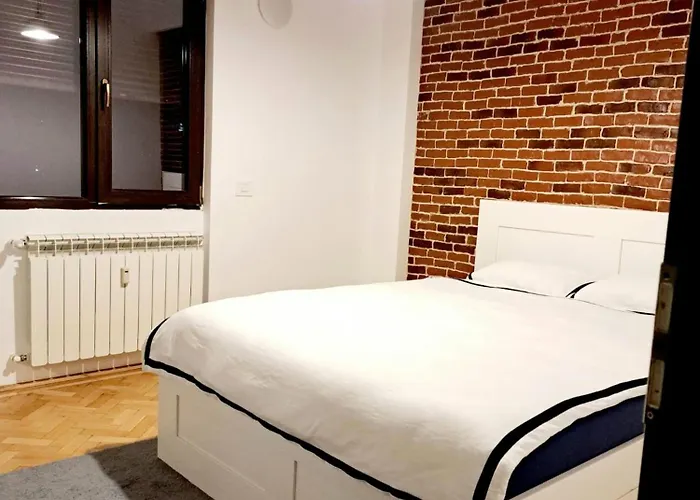 Апартаменти Classy With Parking In The Center